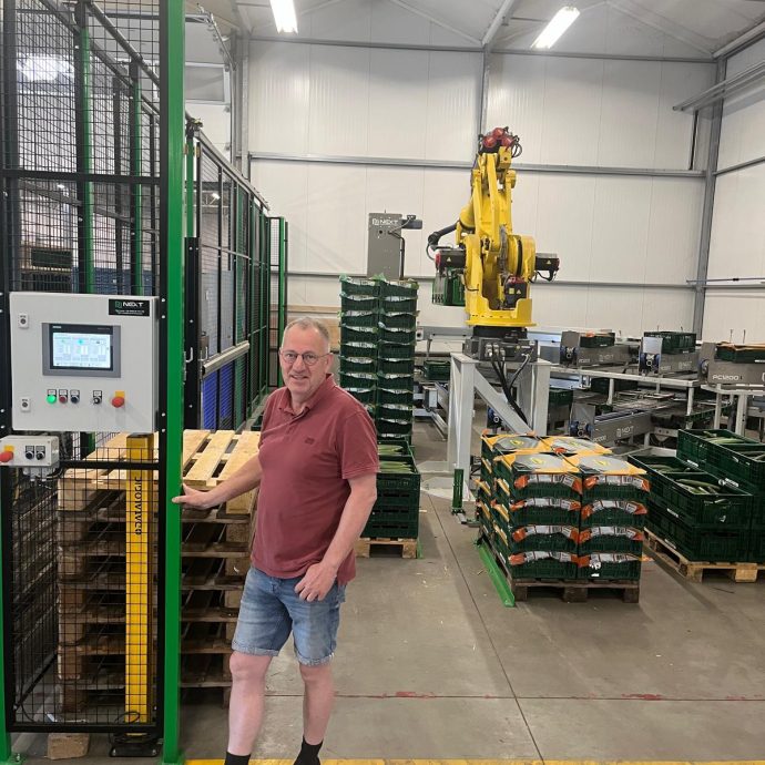 Palletisserrobot bij Groentekwekerij 't Bleekerven BV met eigenaar Peter Aarts.